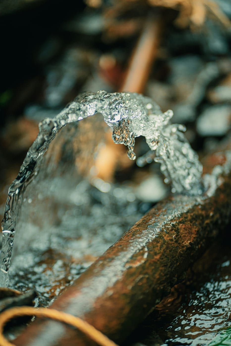 Schadhafte Rohrleitung mit austretendem Wasser vor der Reparatur durch den Anlagenmechaniker